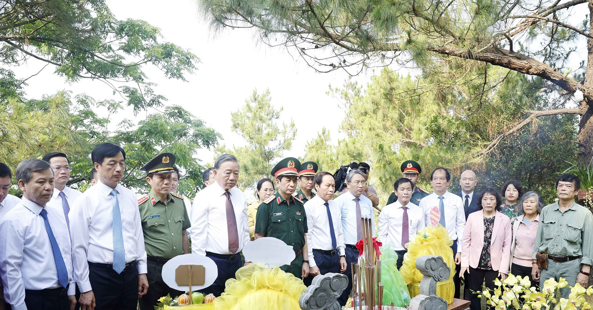 Tổng Bí thư, Chủ tịch nước dâng hương tưởng niệm Đại tướng Võ Nguyên Giáp