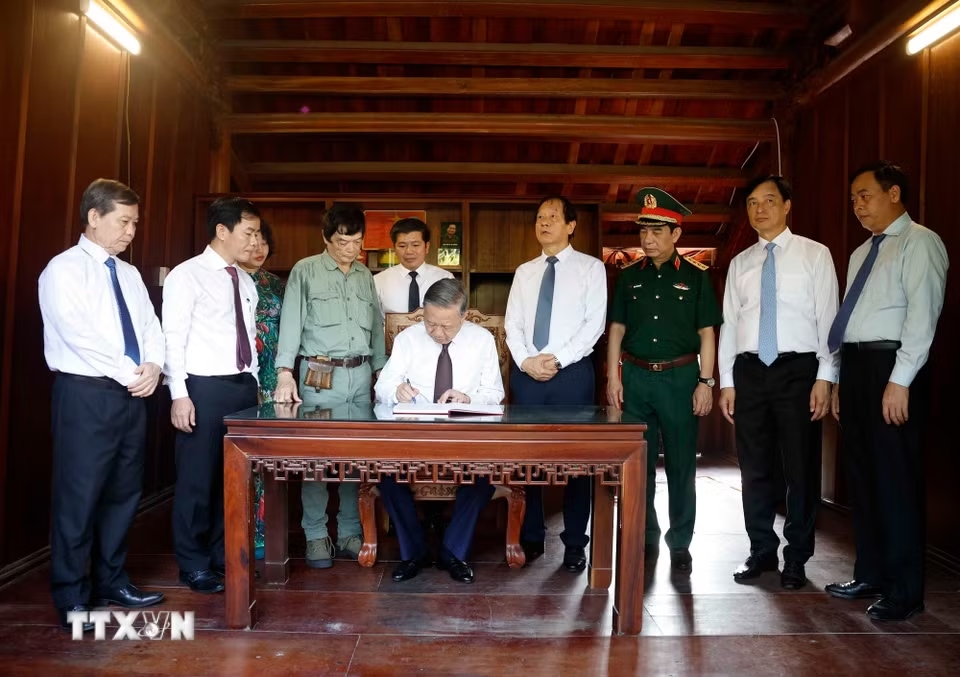 Tổng Bí thư, Chủ tịch nước Tô Lâm ghi lưu bút. (Ảnh: Thống Nhất/TTXVN)