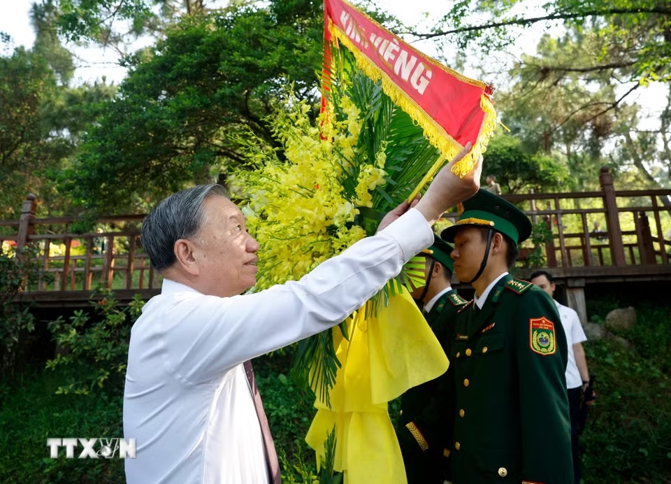 Tổng Bí thư, Chủ tịch nước Tô Lâm dâng hoa tưởng niệm Đại tướng Võ Nguyên Giáp. (Ảnh: Thống Nhất/TTXVN)