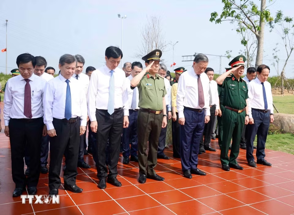 Tổng Bí thư, Chủ tịch nước Tô Lâm cùng các đại biểu tưởng niệm tại Khu Di tích Quốc gia đặc biệt Bến phà Gianh. (Ảnh: Thống Nhất/TTXVN)