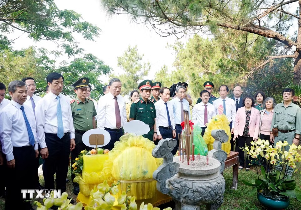 Tổng Bí thư, Chủ tịch nước Tô Lâm cùng Đoàn công tác Trung ương và lãnh đạo tỉnh Quảng Trị dâng hoa, dâng hương tại khu mộ Đại tướng Võ Nguyên Giáp. (Ảnh: Thống Nhất/TTXVN)