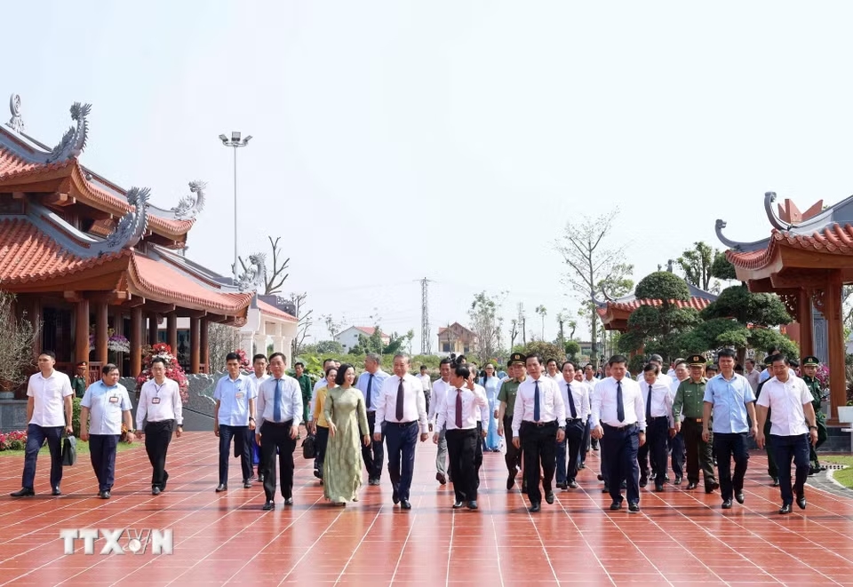 Tổng Bí thư, Chủ tịch nước Tô Lâm cùng các đại biểu tại Khu Di tích Quốc gia đặc biệt Bến phà Gianh, tỉnh Quảng Trị. (Ảnh: Thống Nhất/TTXVN)