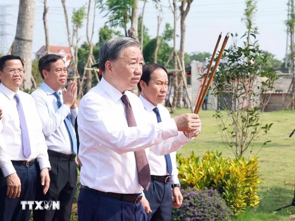 Tổng Bí thư, Chủ tịch nước Tô Lâm dâng hương tại Khu Di tích Quốc gia đặc biệt Bến phà Gianh. (Ảnh: Thống Nhất/TTXVN) ​