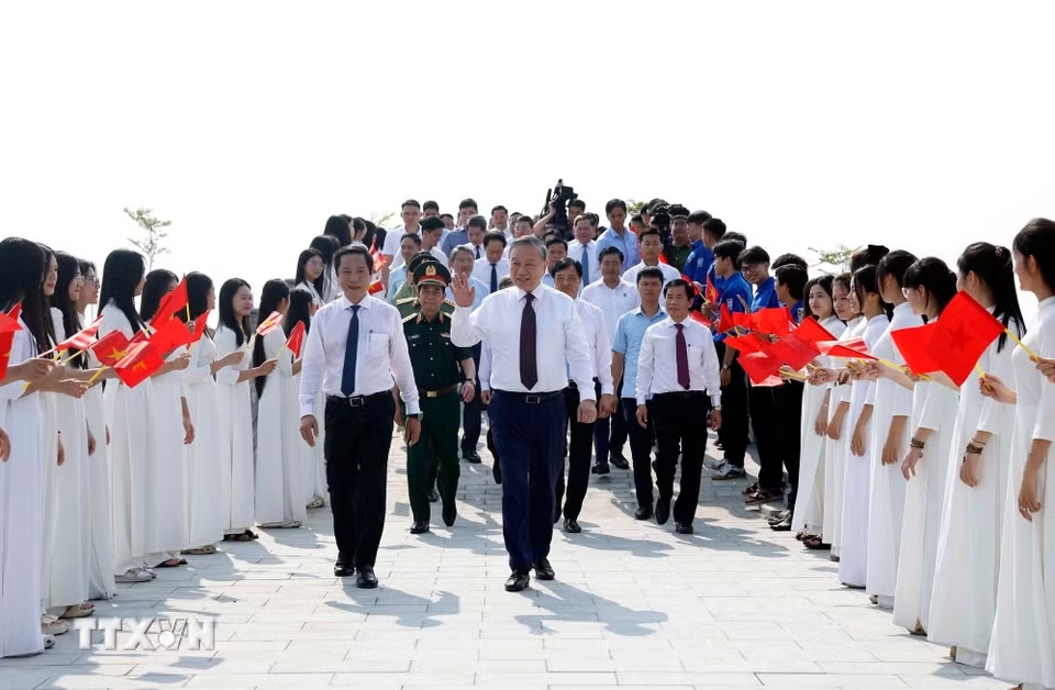 Tổng Bí thư, Chủ tịch nước Tô Lâm đến dâng hoa, dâng hương tại Đền thờ Khu di tích Quốc gia đặc biệt Bến phà Gianh. (Ảnh: Thống Nhất/TTXVN)