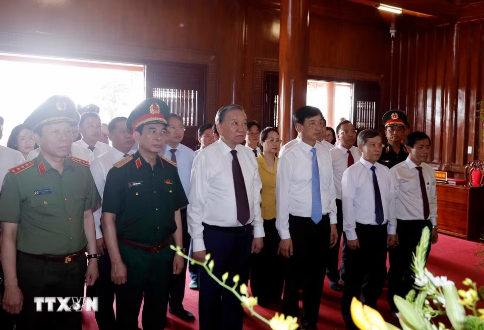 Tổng Bí thư, Chủ tịch nước Tô Lâm cùng các đại biểu tưởng niệm tại Đền thờ trong Khu Di tích Quốc gia đặc biệt Bến phà Gianh. (Ảnh: Thống Nhất/TTXVN)