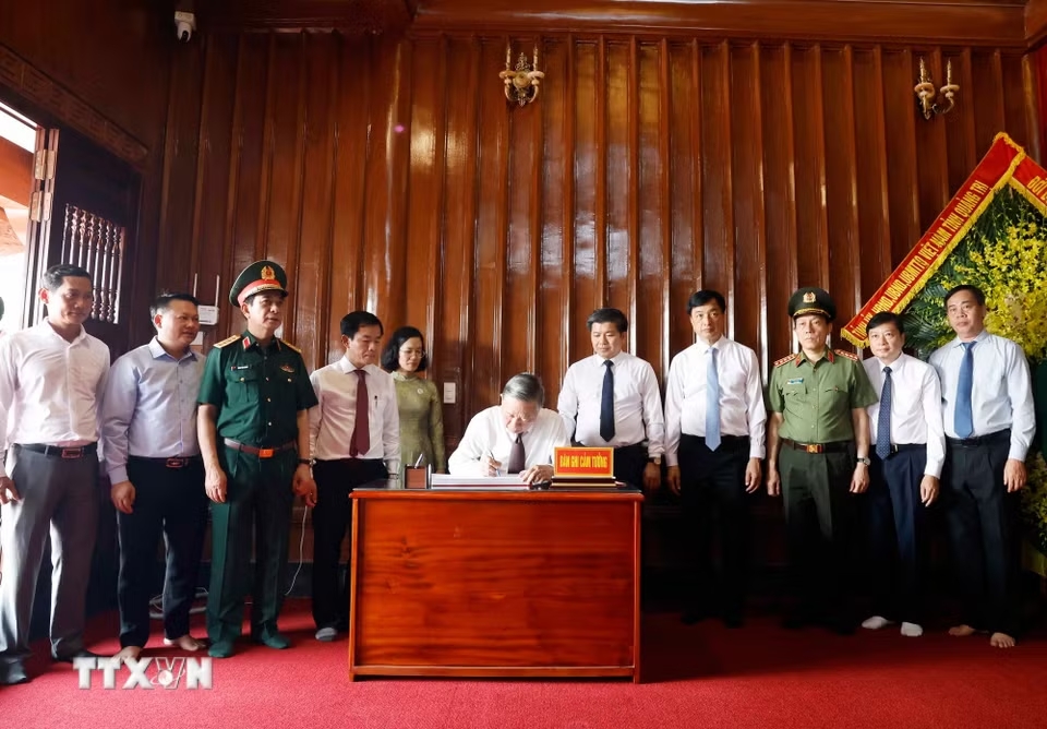 Tổng Bí thư, Chủ tịch nước Tô Lâm ghi lưu bút. (Ảnh: Thống Nhất/TTXVN)