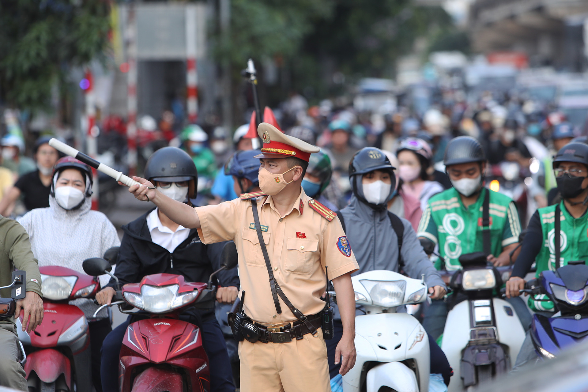 Dòng xe ùn ùn ra cửa ngõ Hà Nội, bắt đầu kỳ nghỉ lễ 30/4 - 1/5