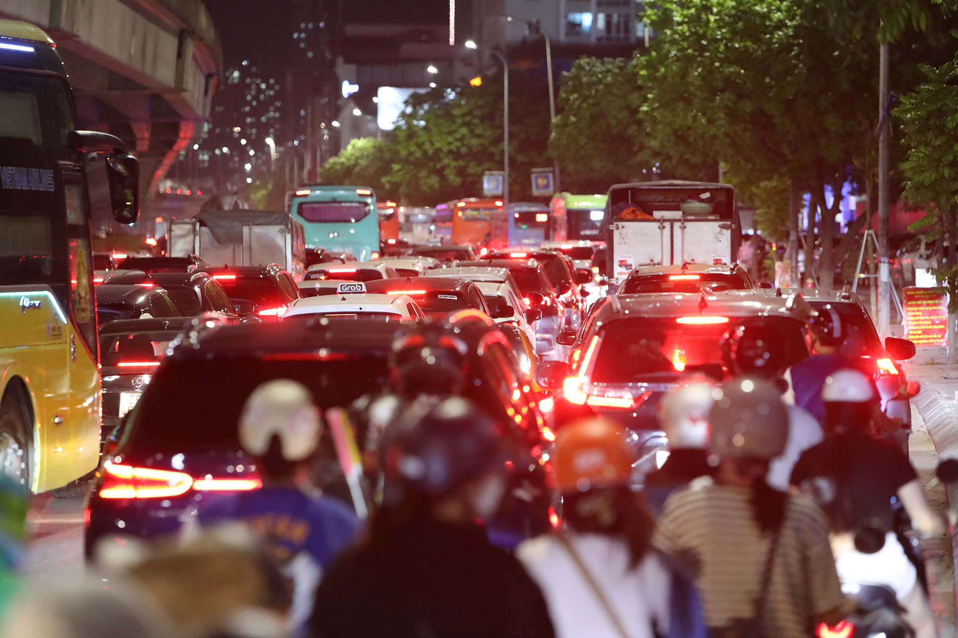 Nửa đêm, người dân về quê ‘né’ tắc đường, cửa ngõ phía Nam Hà Nội kẹt cứng