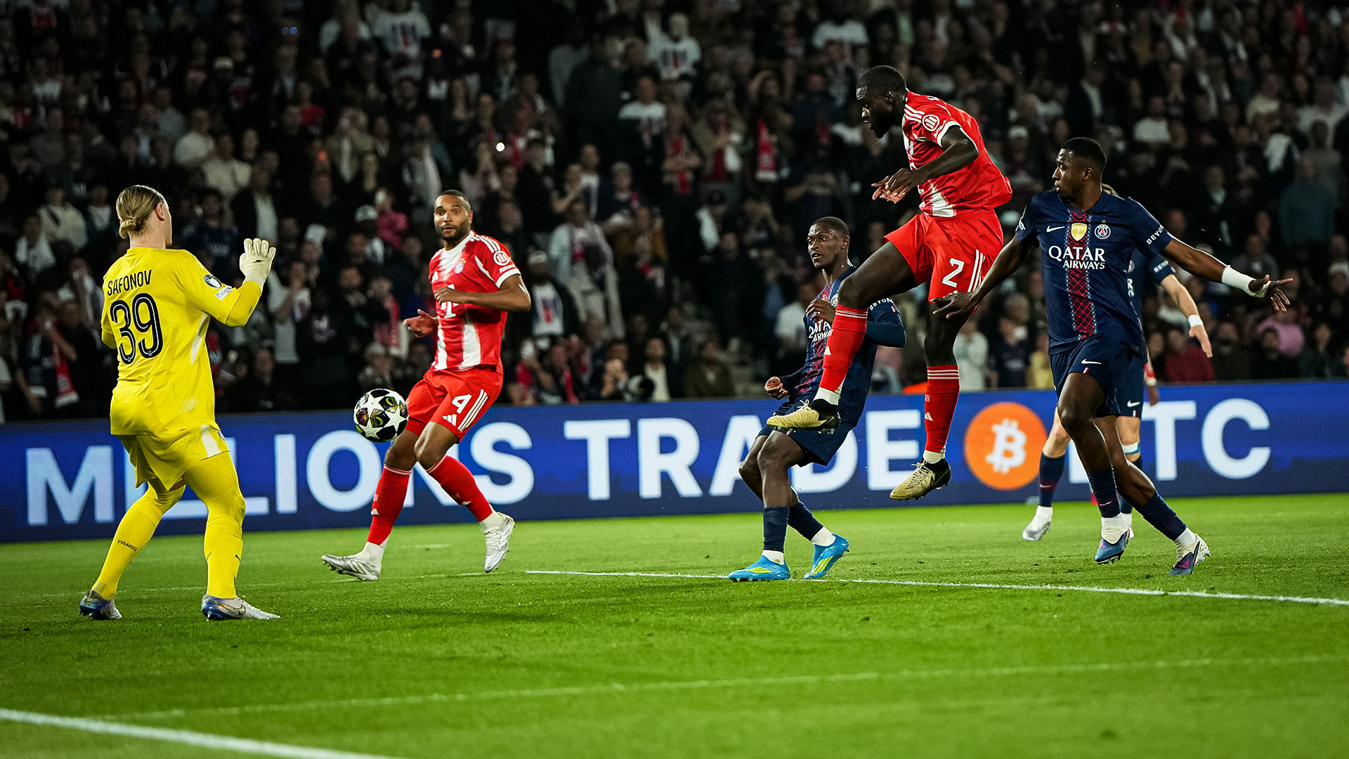 Upamecano PSG Bayern.jpg