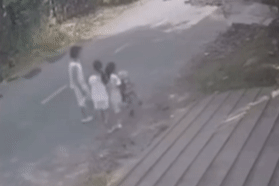 Vừa đưa xe nôi cho bé gái đẩy, người phụ nữ bị ô tô lao đến tông tử vong