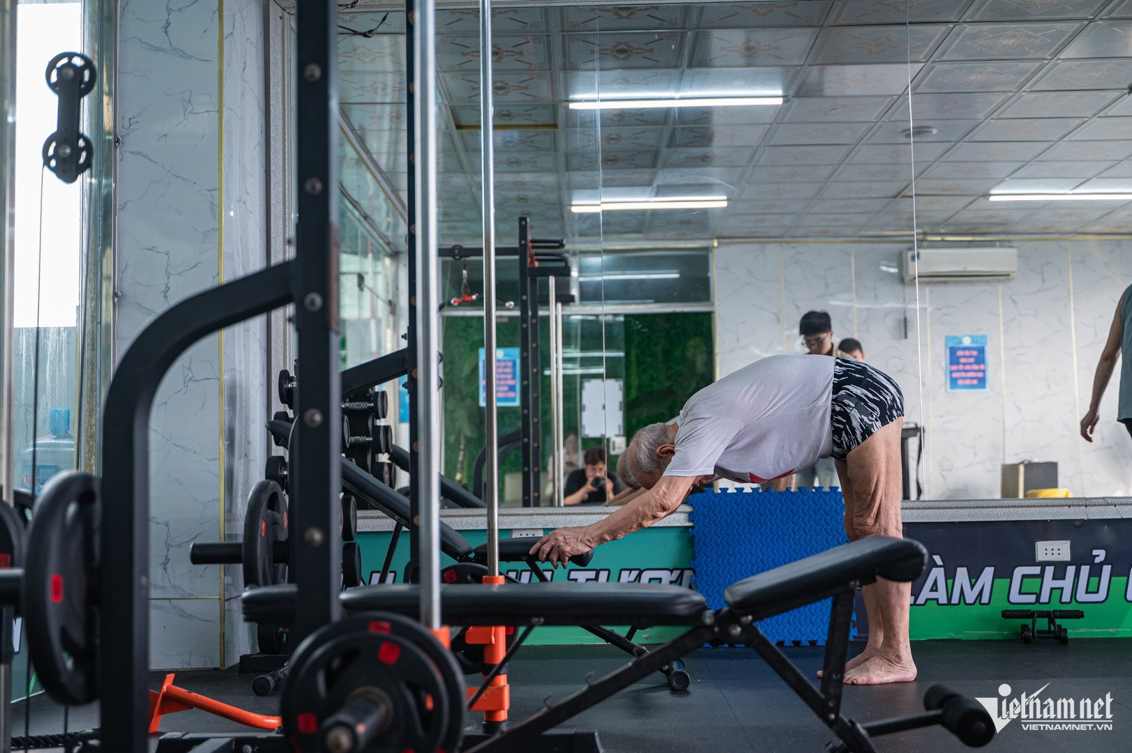W-đại tá 97 tuổi tập bơi.jpg