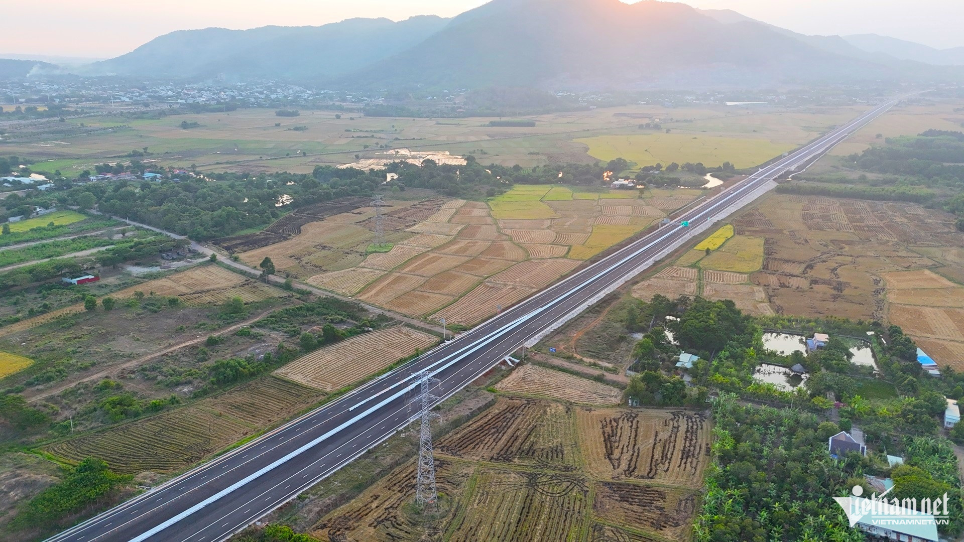 W-Ngày đầu thông xe 37km cao tốc Biên Hòa   Vũng Tàu Tài xế khen đường êm, đẹp.6.JPG.jpg