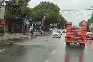  Xác minh clip người đàn ông nằm trên nắp capo của ô tô đang chạy ở Hà Nội 