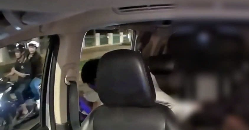 Xác minh clip người đàn ông nhảy khỏi taxi sau cãi vã với bạn gái, bị xe máy tông