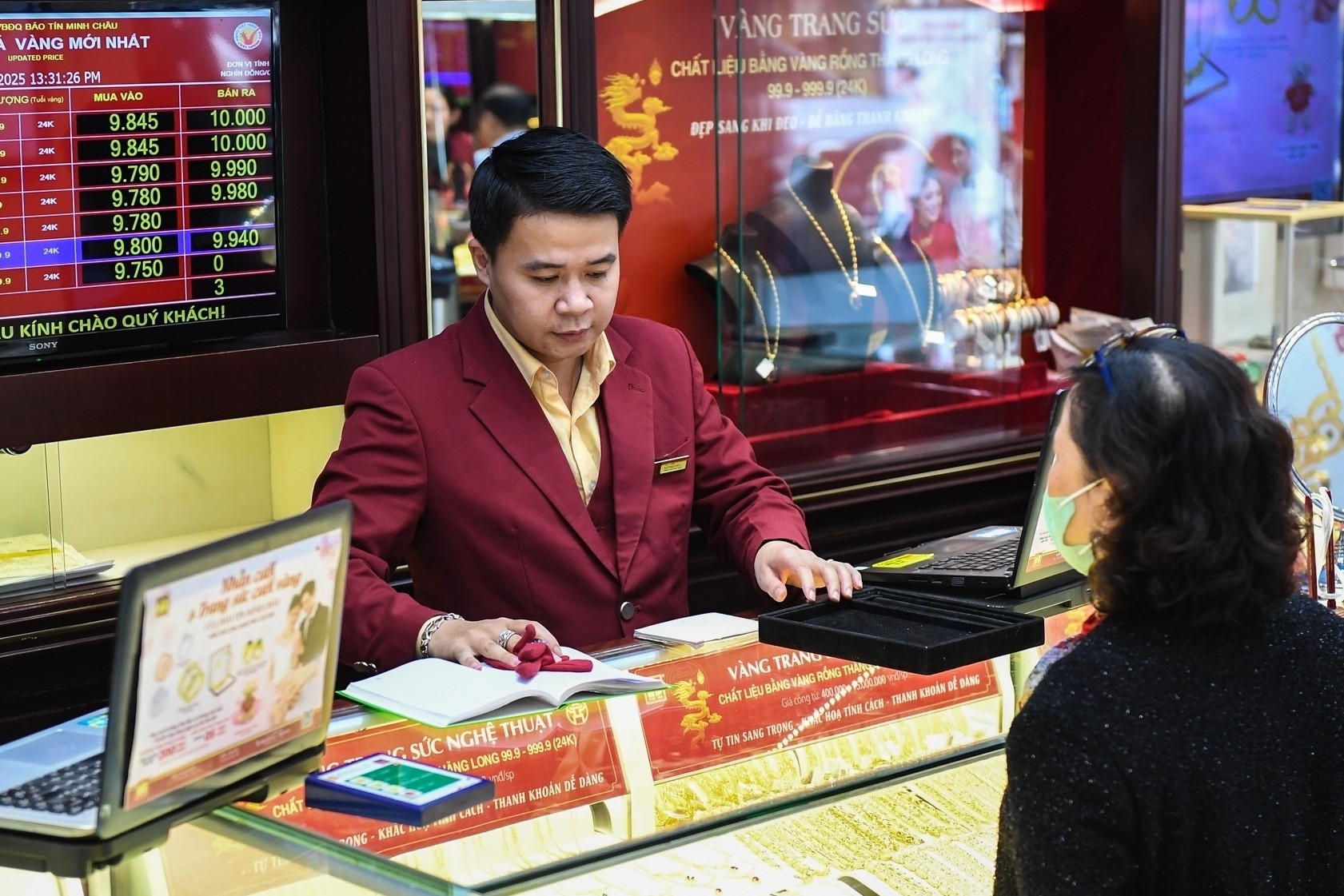 Giá vàng hôm nay 4/4/2026: SJC tăng 500 nghìn đồng/lượng chiều mua vào