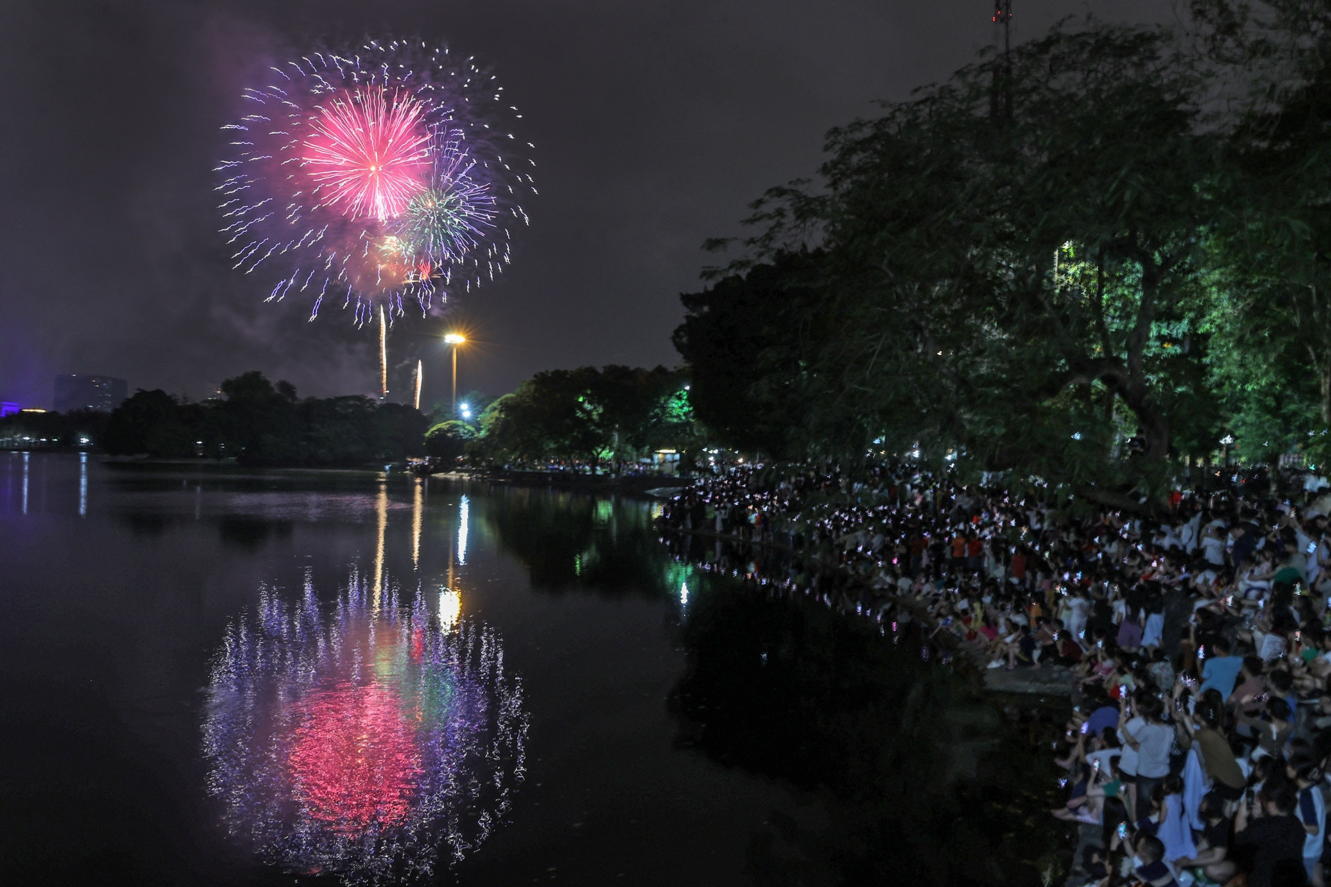 Bộ Công an nghiên cứu để pháo hoa đa dạng về chủng loại, màu sắc