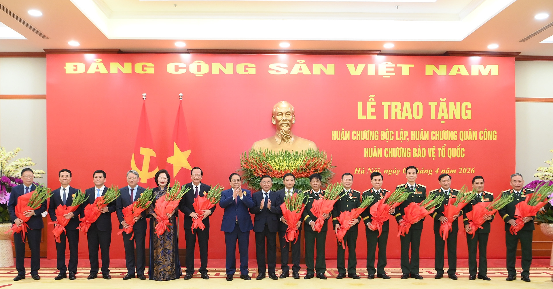 Bộ trưởng Đào Ngọc Dung nhận Huân chương Độc lập hạng Ba vì đóng góp xuất sắc