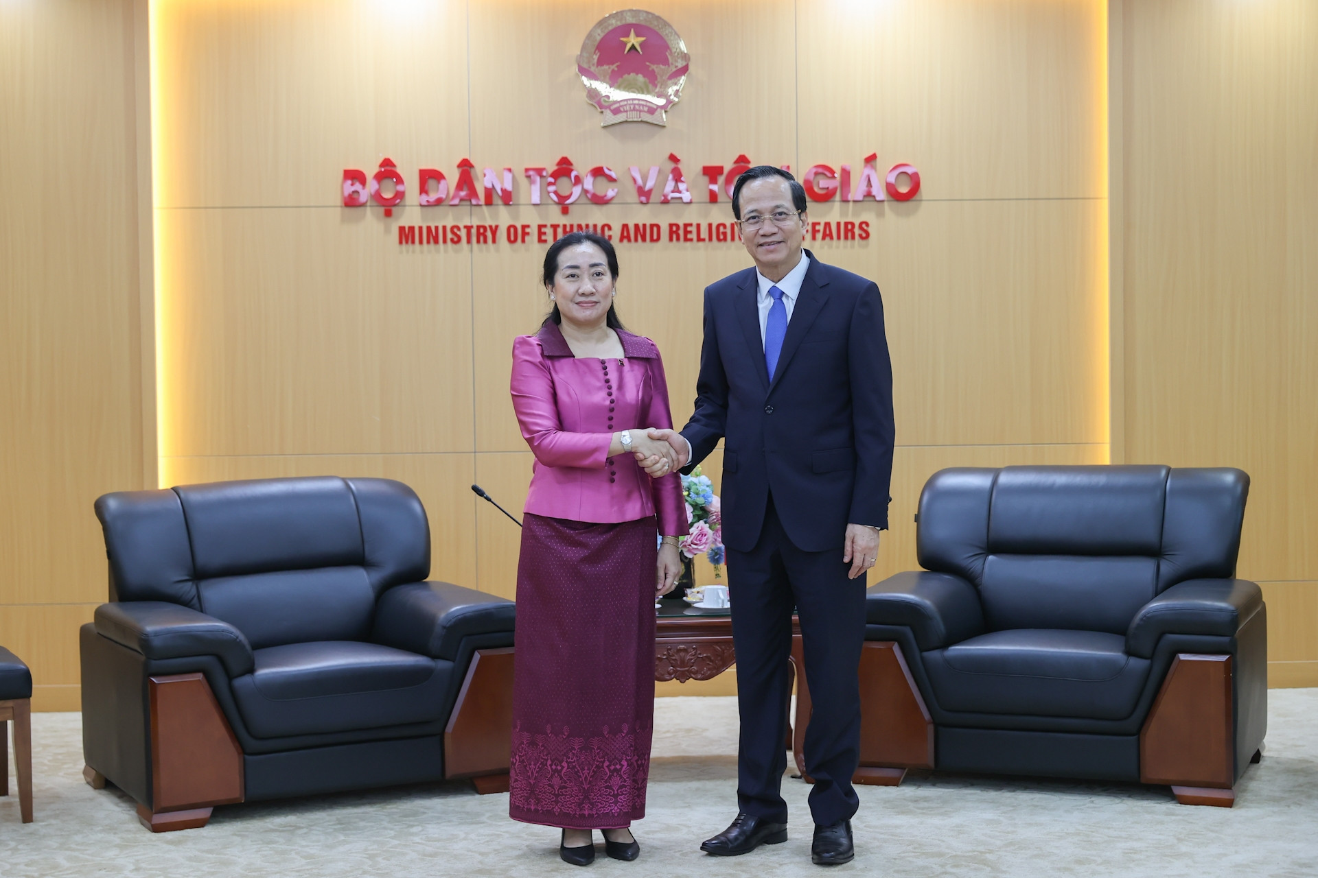 Bộ trưởng Đào Ngọc Dung tiếp Đại sứ Campuchia Touch Sopharath