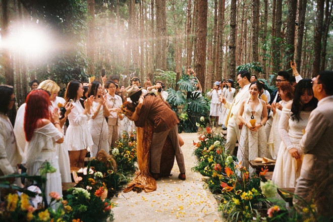  Cặp đôi tổ chức đám cưới ‘lạ lùng’ giữa rừng thông Đà Lạt 