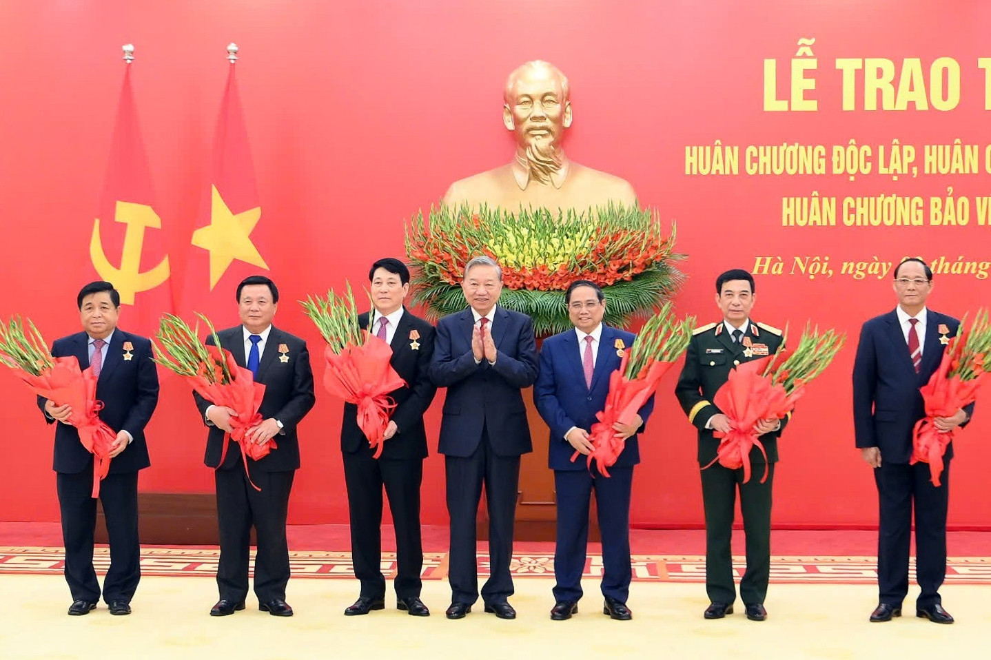 Chủ tịch nước, Thủ tướng và các ủy viên Bộ Chính trị nhận huân chương cao quý