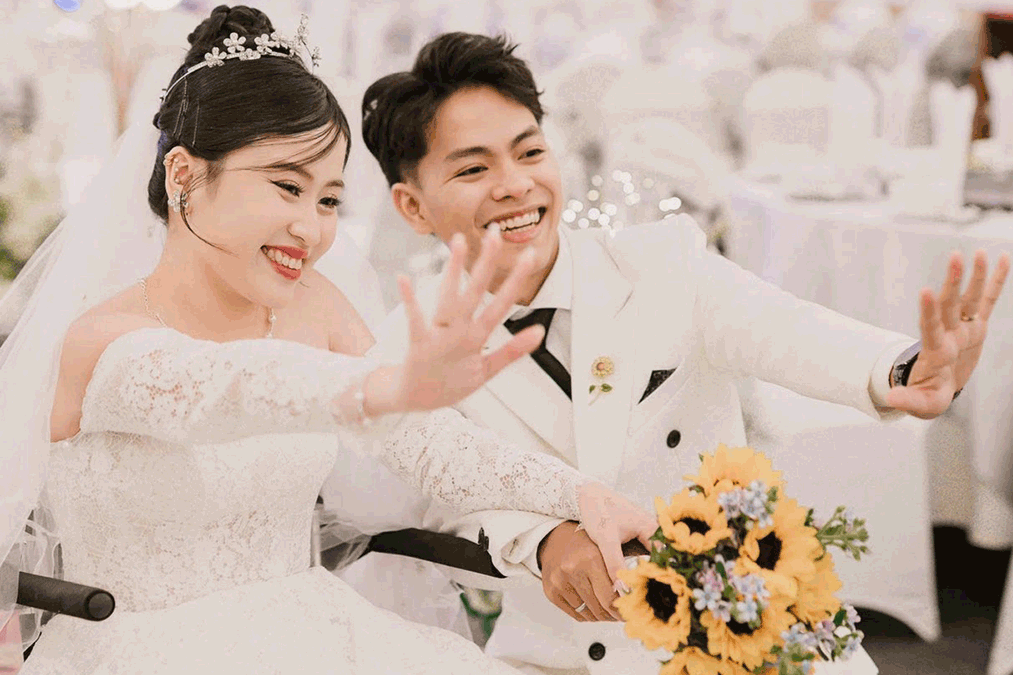 Cô dâu TPHCM chống nạng vào lễ đường, phía sau là câu chuyện rơi nước mắt