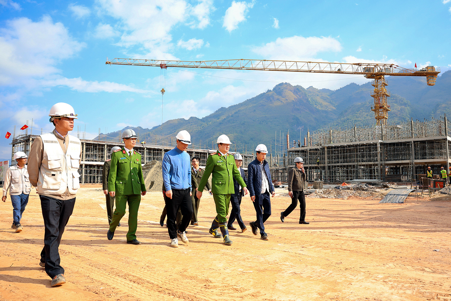 Cong an Lai Chau kiem tra cong truong.jpg