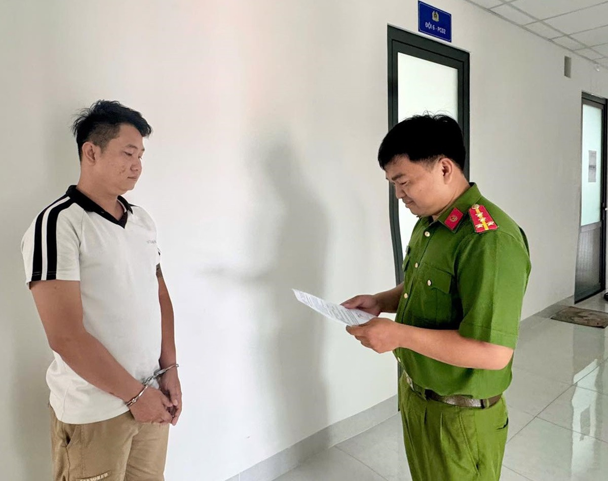 Công an TPHCM bắt cựu nhân viên ngân hàng chiếm đoạt 2 tỷ đồng của khách.jpg