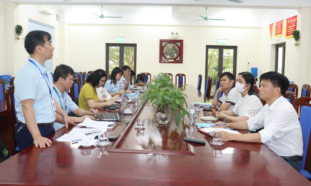 Đoàn kiểm tra số 2 làm việc với Ban Giám hiệu Trường Tiểu học Đông Thành và đơn vị cung cấp suất ăn..jpg