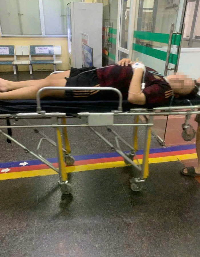 Giây phút 'cận tử' của nam sinh viên sau cơn đột quỵ trên sân bóng phủi https://static-images.vnncdn.net/vps_images_publish/000001/000003/2026/4/3/dot-quy-112-2597.png
