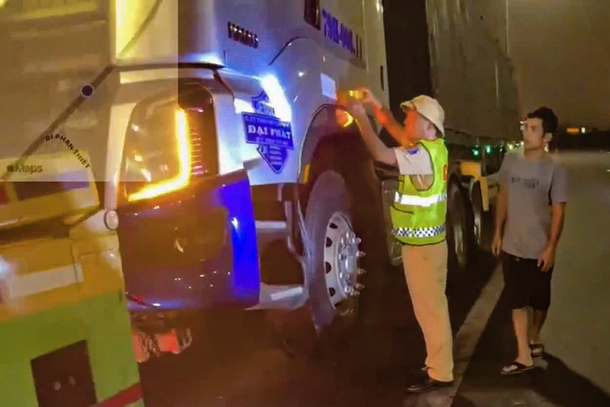 Không có bằng lái vẫn chạy xe trên cao tốc, nam tài xế bị niêm phong ô tô