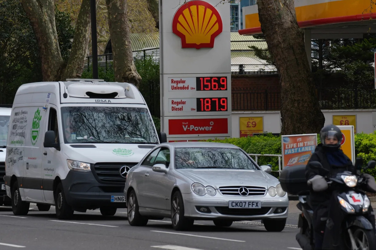 Khuyến cáo bất ngờ giữa thời bão giá nhiên liệu: Lái xe chậm để tiết kiệm tiền