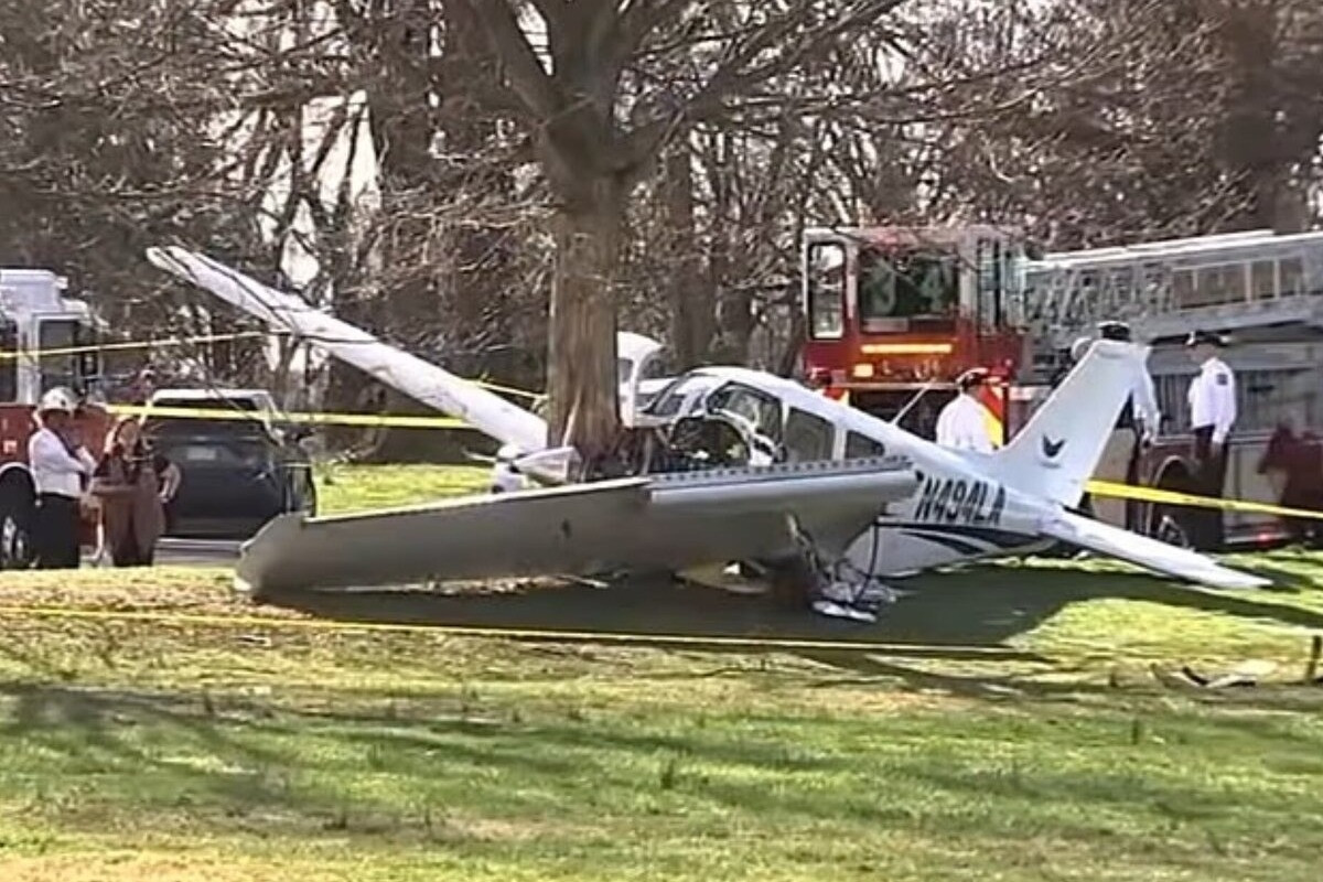 Máy bay đâm vào cây trong công viên, 2 người sống sót thần kỳ