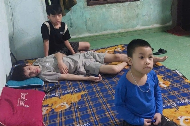 Mẹ đơn thân chăm con trai bại não, cháu tự kỷ, mong một phép màu