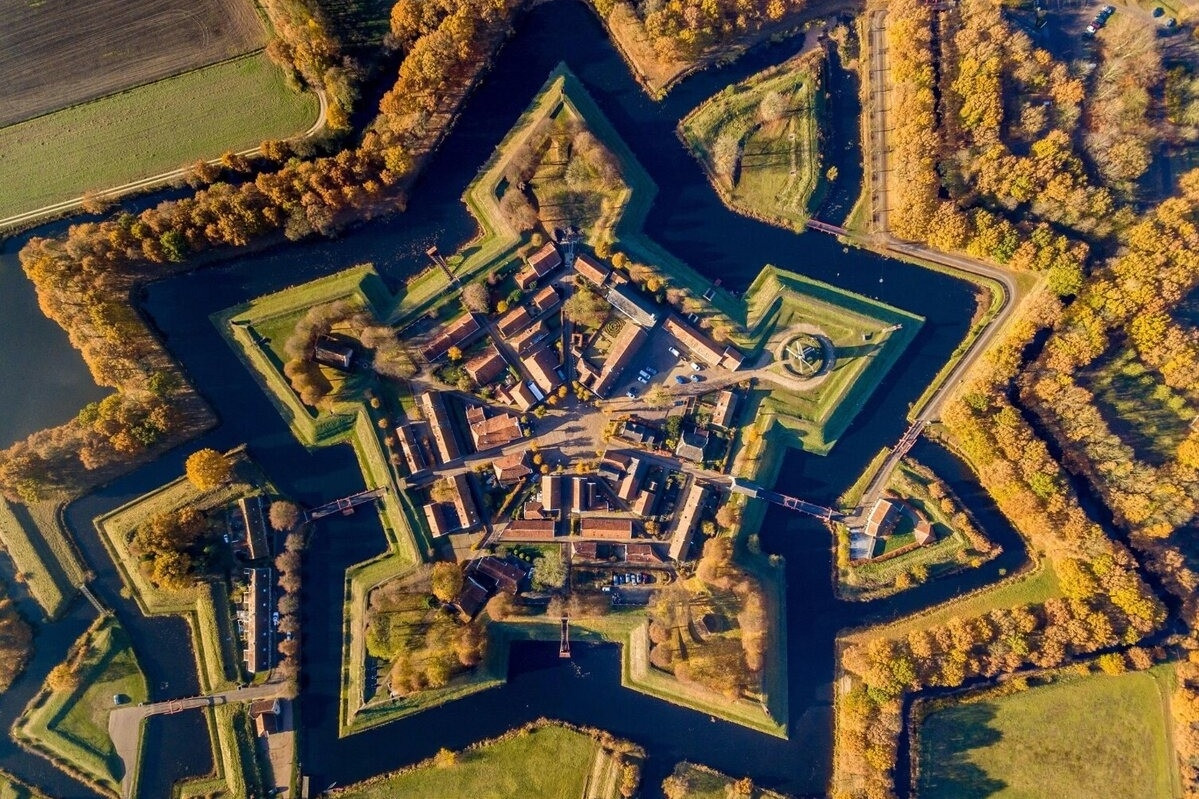 Ngôi làng đẹp như tranh vẽ, gây ấn tượng vì tạo hình ngôi sao độc đáo