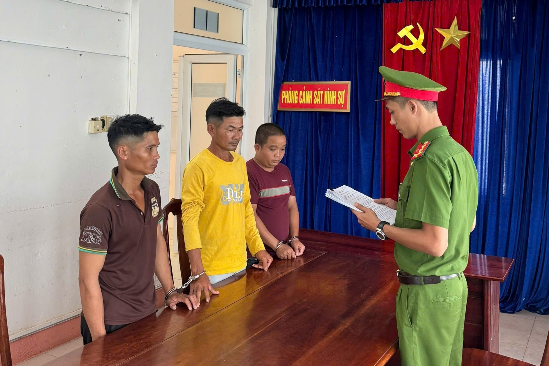 Người đàn ông bị 3 đối tượng kéo đến nhà bố vợ, đánh lún sọ chỉ vì bóp còi xe