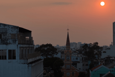 Người dân TPHCM thích thú săn ảnh mặt trời ‘trứng muối’ ở nhà thờ trăm tuổi