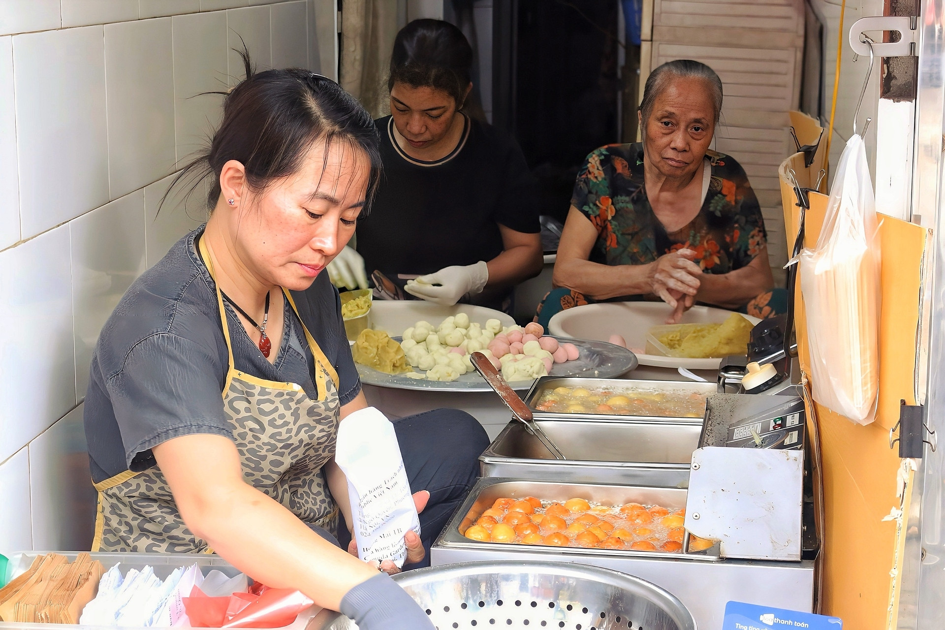  Quán Hà Nội rộng 2m2, mỗi ngày bán nghìn chiếc bánh rán 'siêu nhỏ, siêu rẻ' 