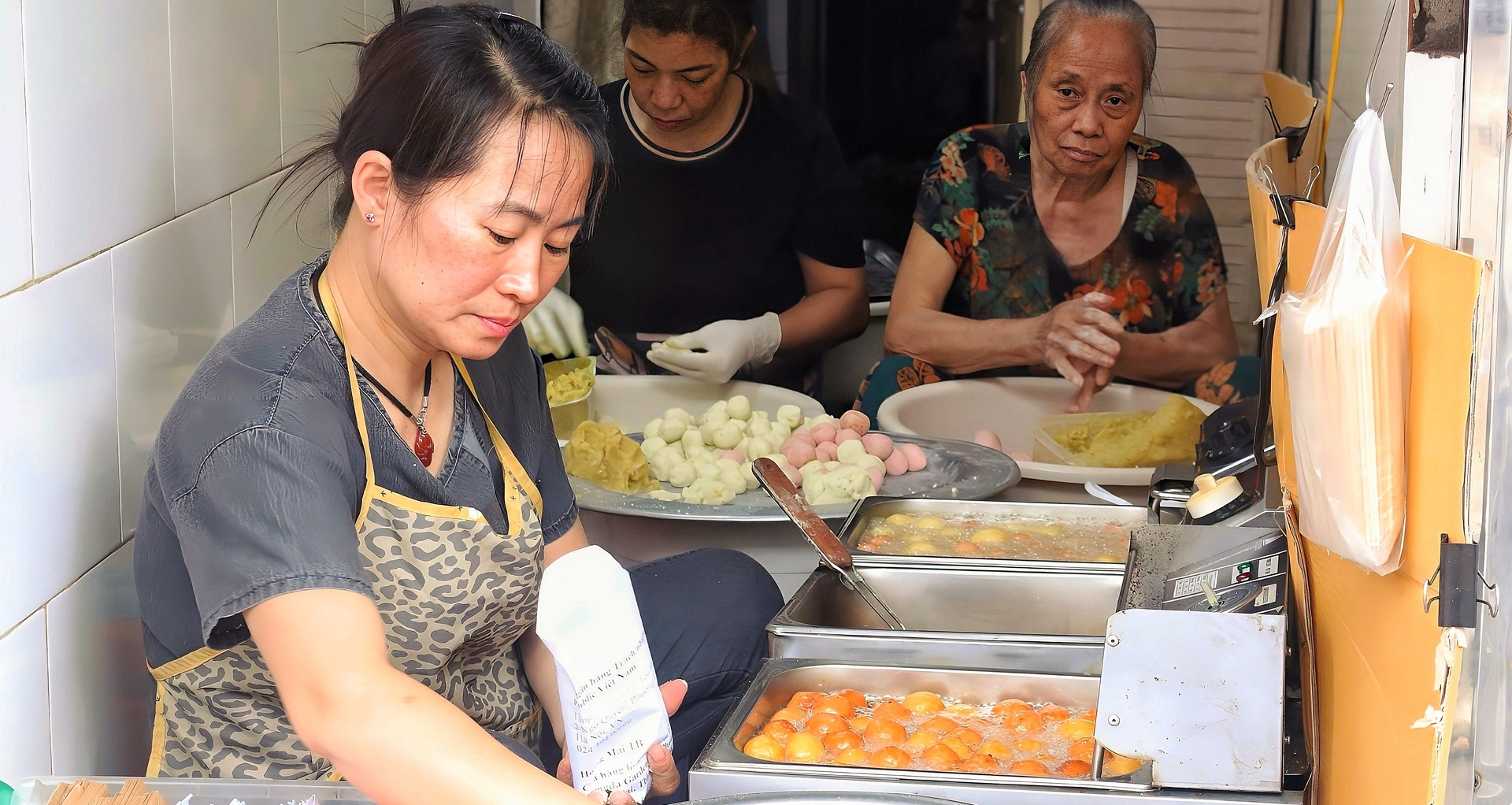 Quán Hà Nội rộng 2m2, mỗi ngày bán ngàn chiếc bánh rán siêu nhỏ, siêu rẻ