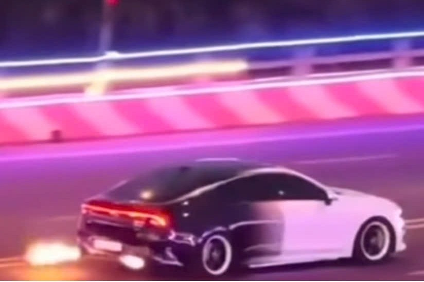  Tài xế lái ô tô phun lửa trên đại lộ Đông Tây bị phạt hơn 76 triệu đồng 