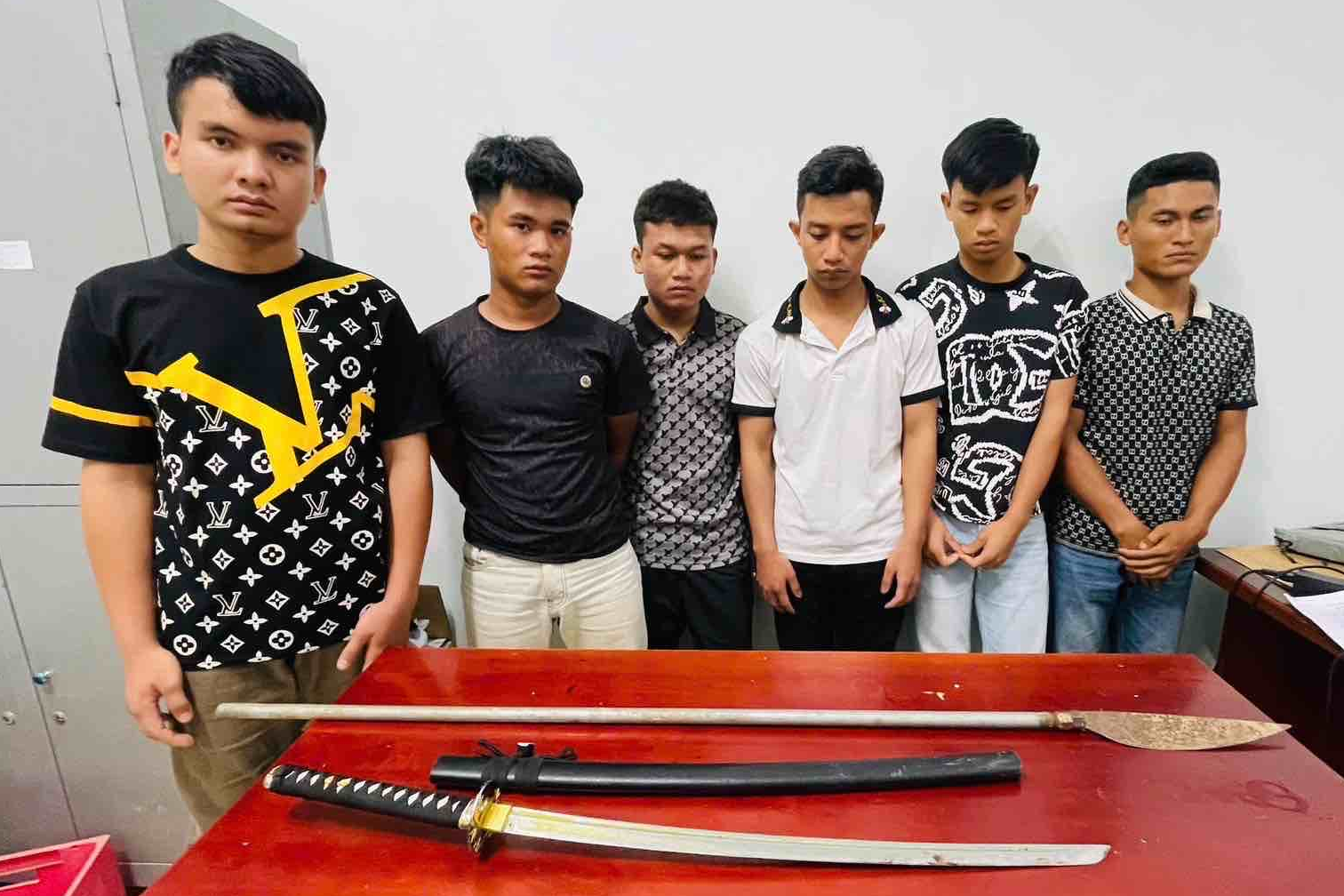 Tạm giữ hình sự 5 đối tượng dùng dao tấn công người đi đường