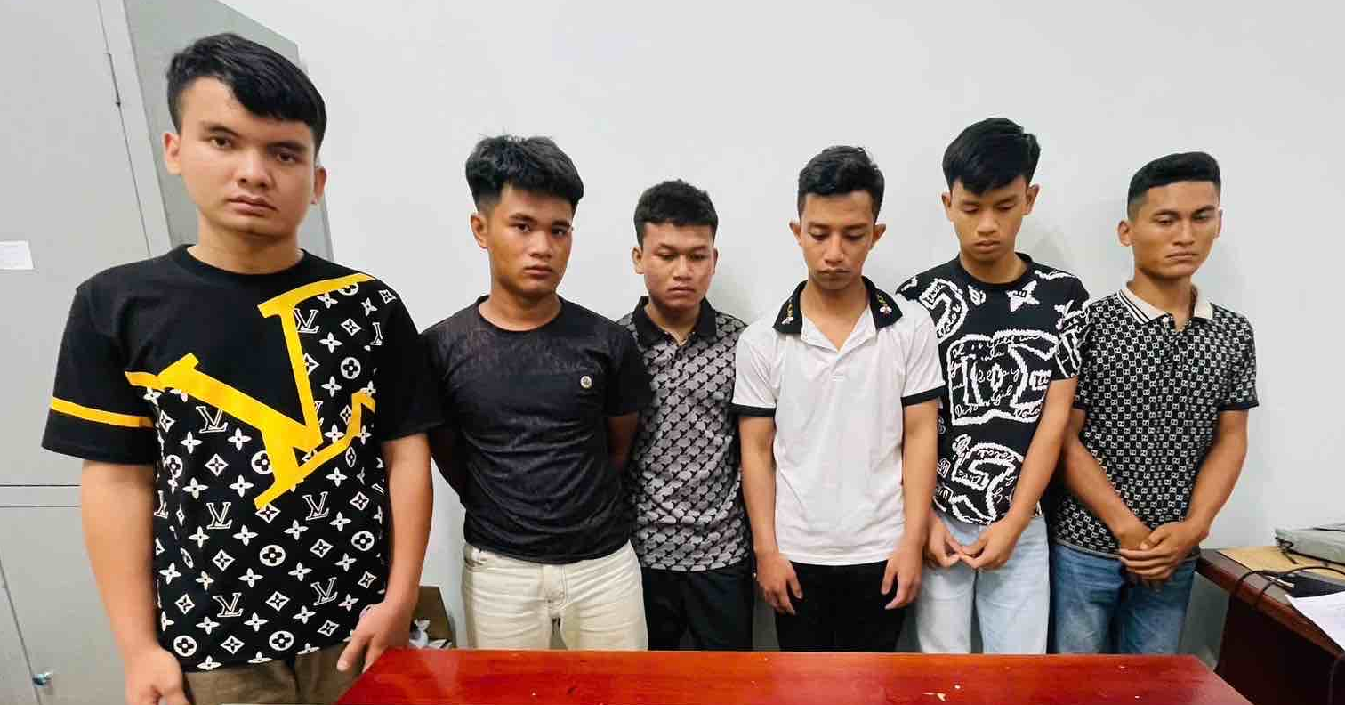 Tạm giữ hình sự 5 đối tượng dùng dao tấn công người đi đường