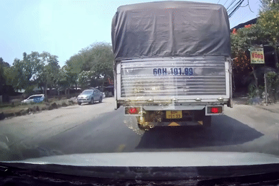 Thót tim cảnh xe máy luồn giữa 2 ô tô sang đường, suýt trả giá đắt