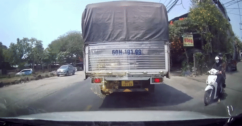 Thót tim cảnh xe máy luồn giữa hai ô tô sang, suýt trả giá đắt trên đường