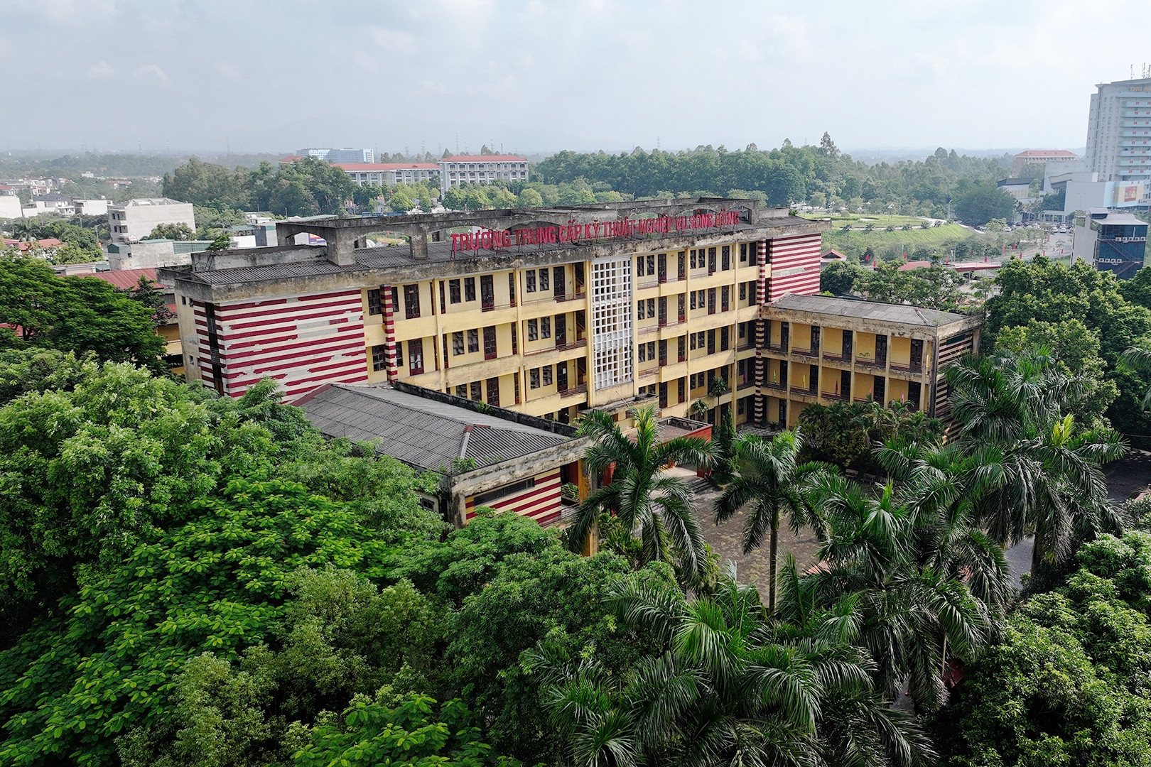  Trường học 10 năm không khai giảng, giáo viên đi làm phụ hồ 