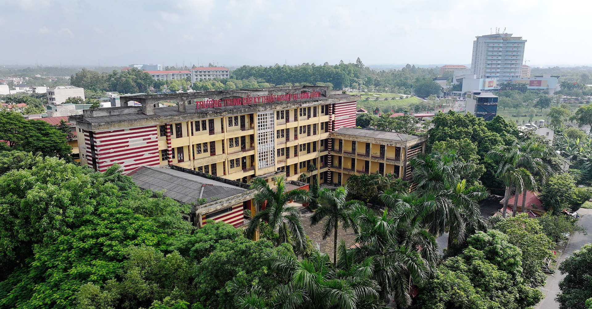 Trường học 10 năm không khai giảng, giáo viên đi làm phụ hồ để mưu sinh