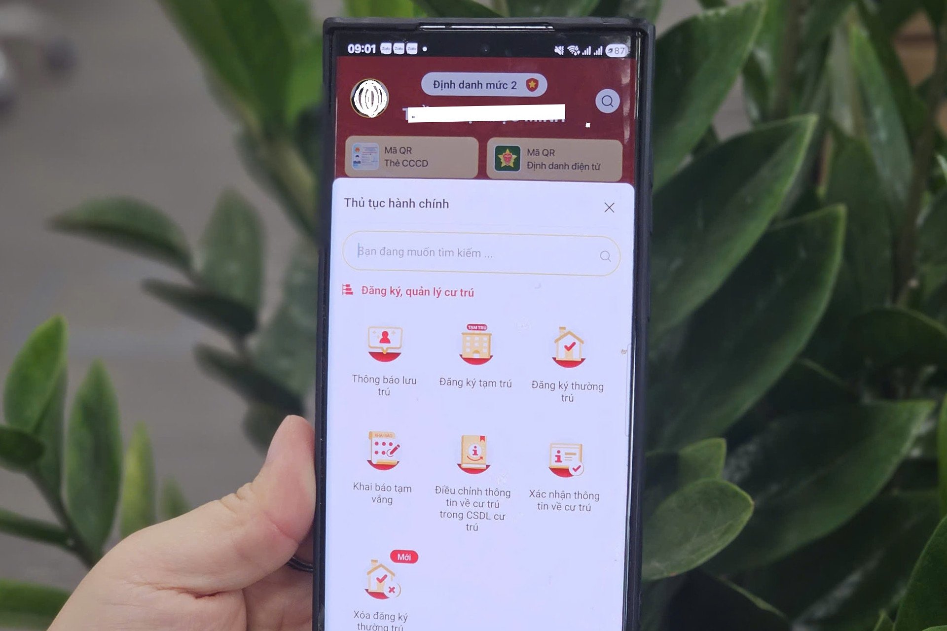 Vận động, hướng dẫn người dân thực hiện dịch vụ công về cư trú qua app VNeID