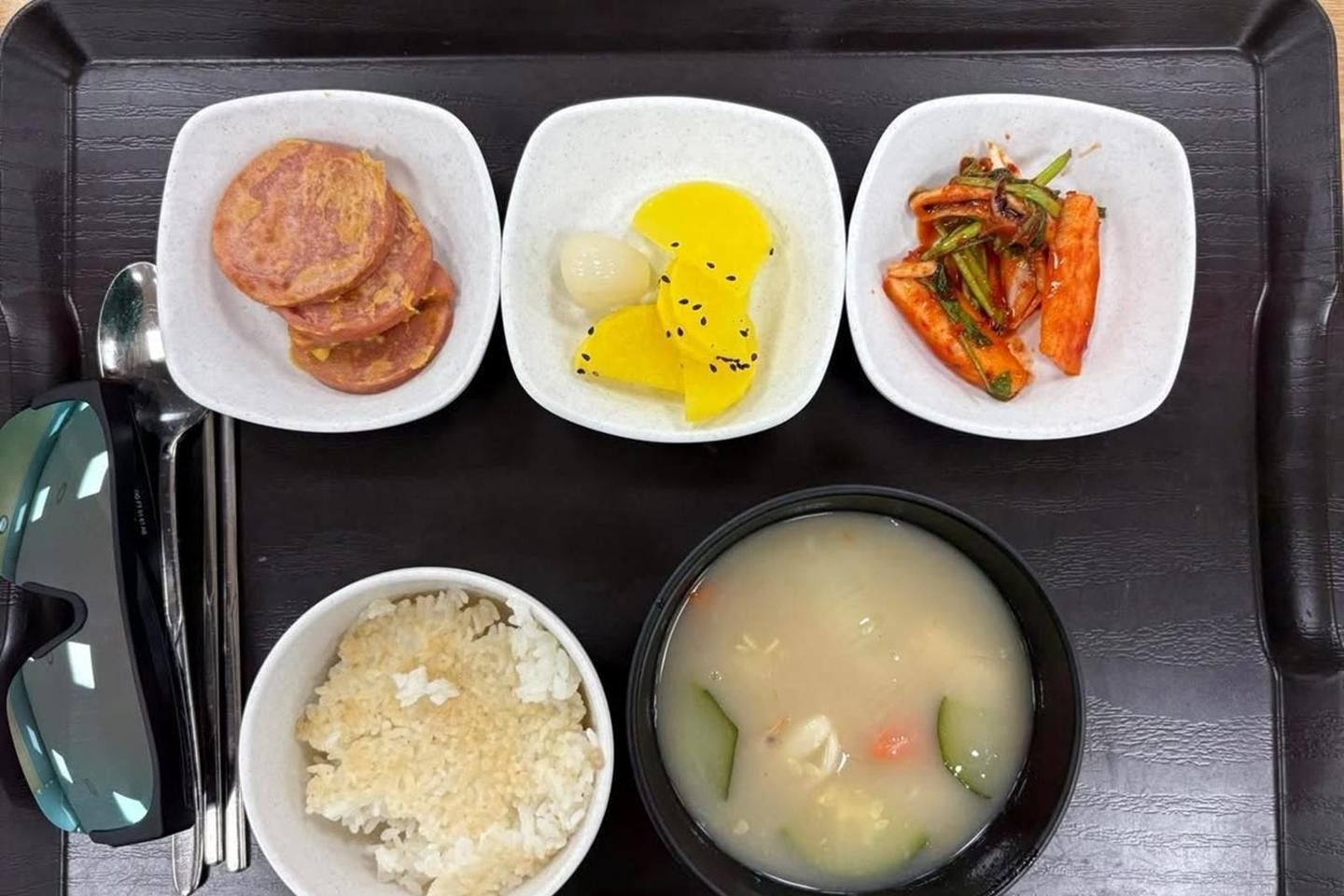 Viện nghiên cứu 'nuôi mộng Nobel' gây sốc với bữa ăn đạm bạc ở căng tin