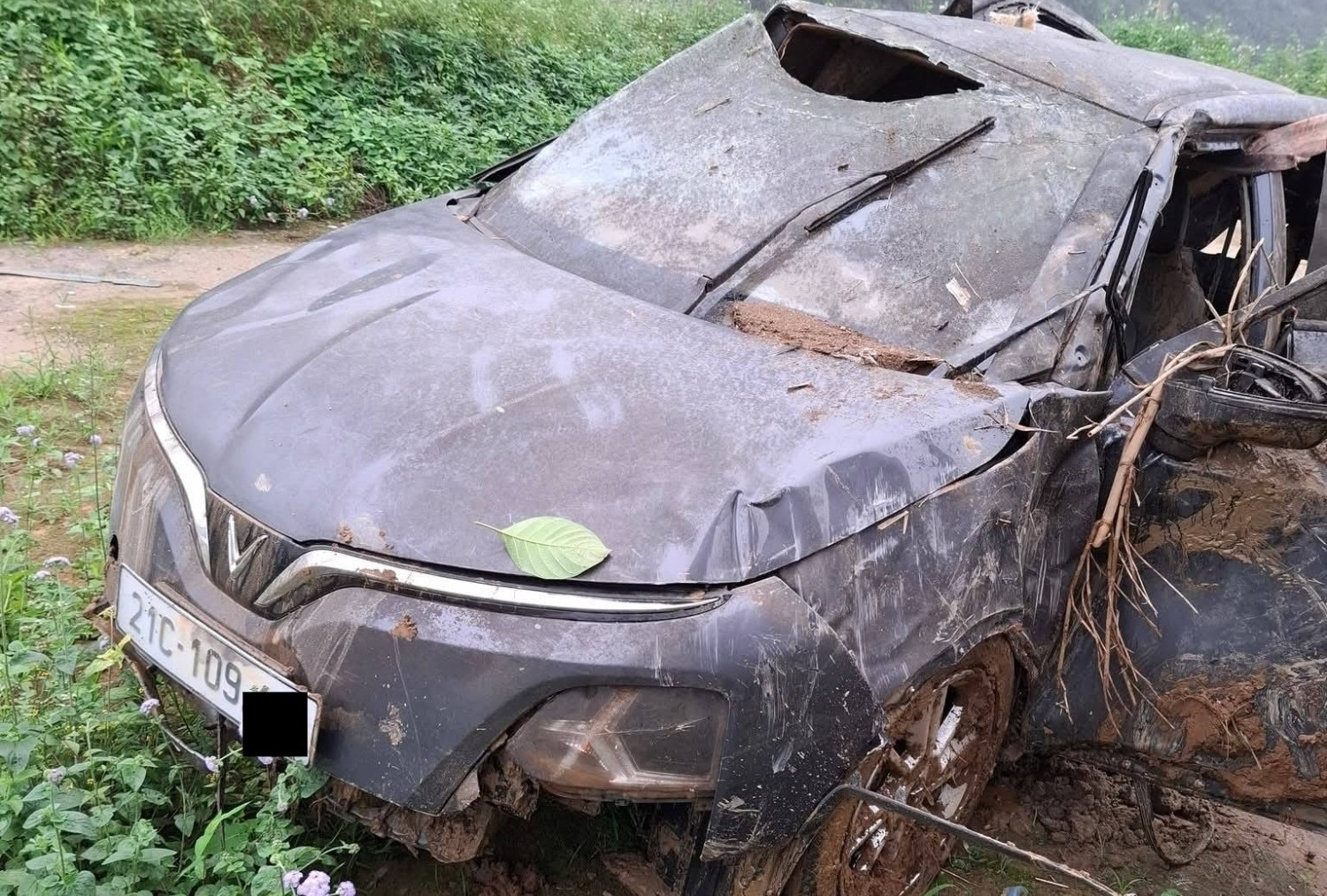 VinFast VF 5 bị lũ cuốn phủ kín bùn 6 tháng, chủ xe được bồi thường 468 triệu