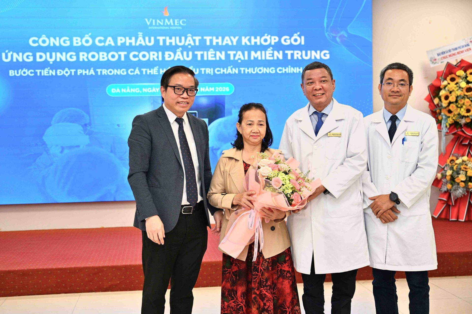 Vinmec Đà Nẵng thay khớp gối bằng robot, bệnh nhân tập đi ngay sau mổ