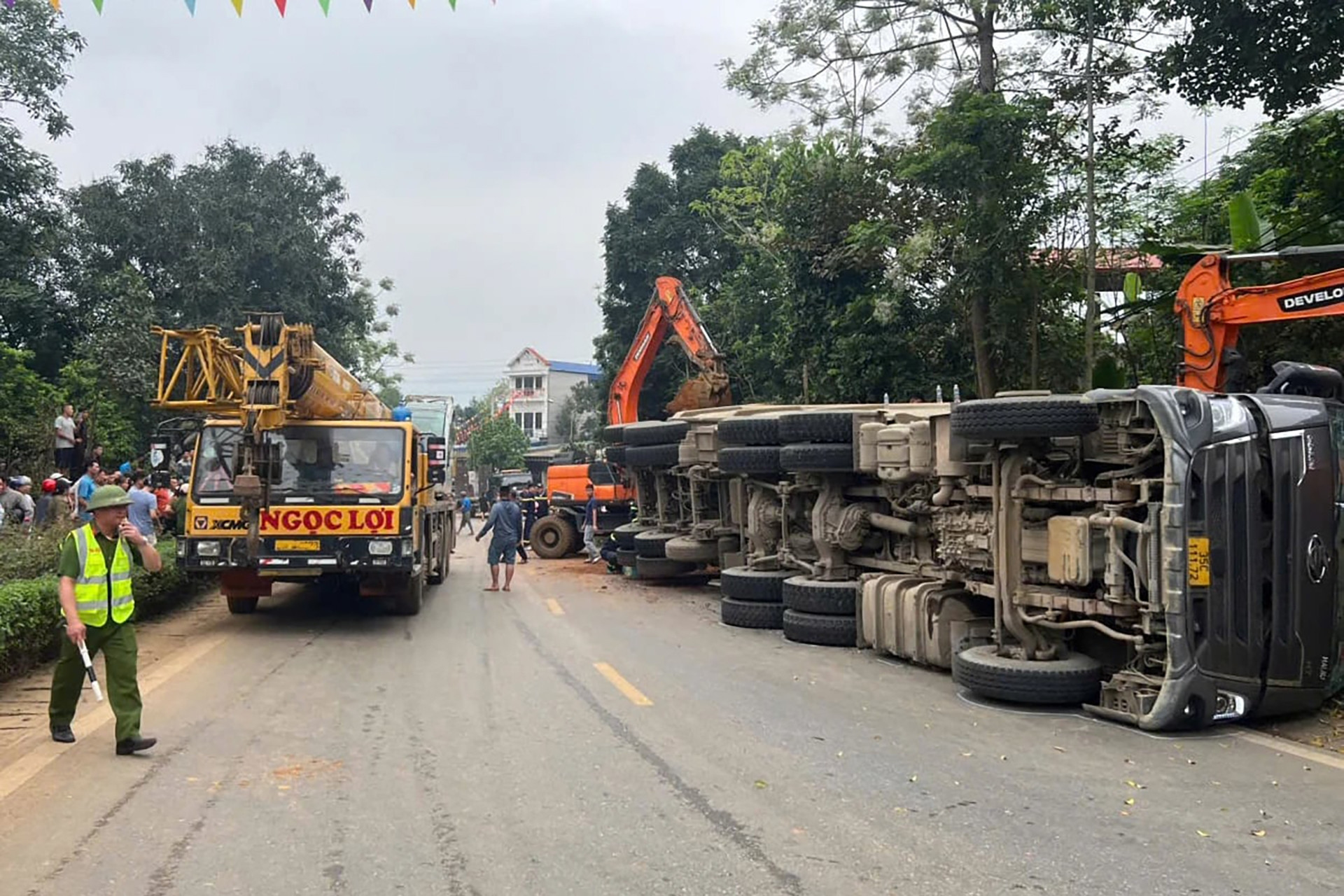 Vụ xe đầu kéo đè ô tô và xe máy khiến 2 người tử vong: Khởi tố tài xế Trần Văn Khoa